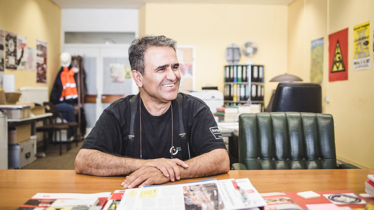 Arbeiter sitzt im Büro des Betriebsrates