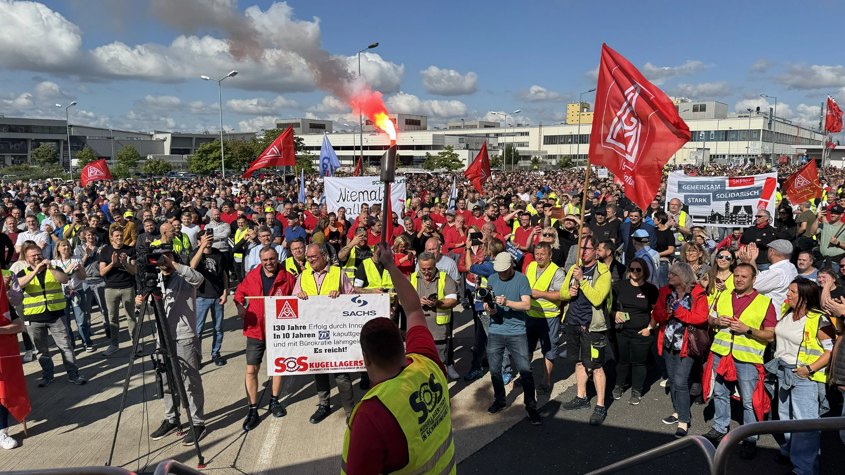 ZF-Beschäftigte demonstrieren im Juli 2025 beim Aktionstag in Schweinfurt