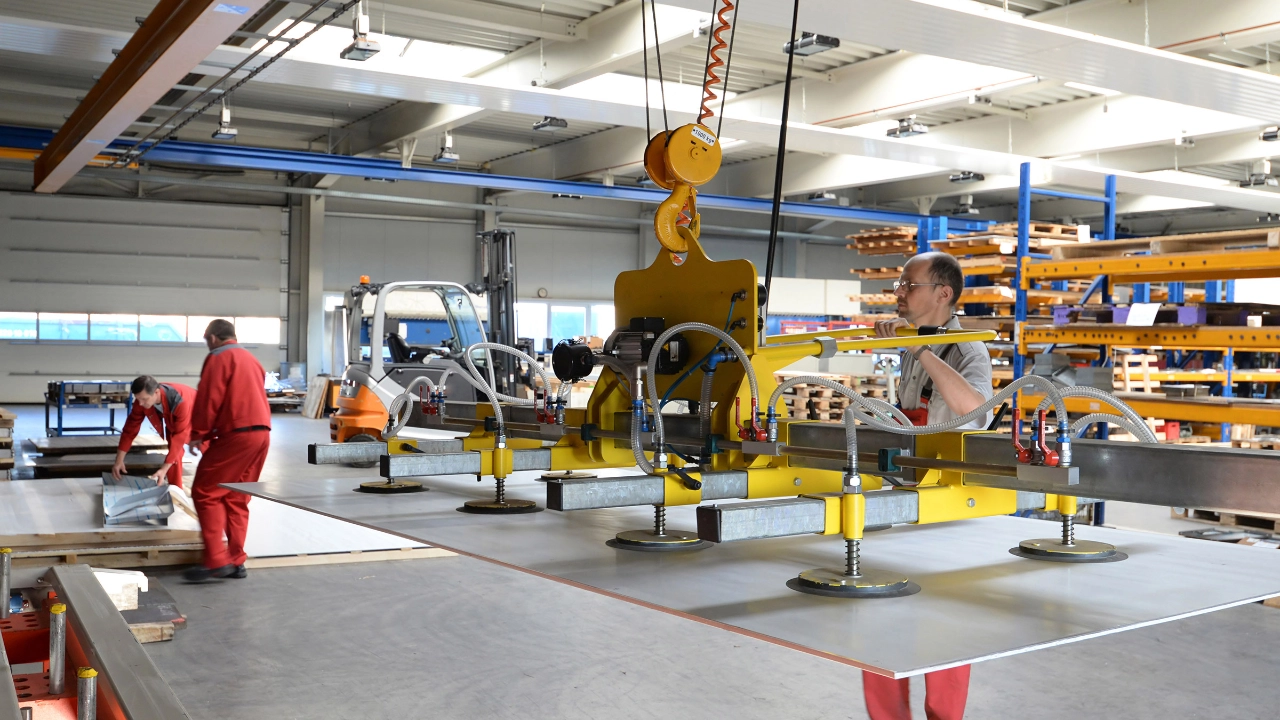 Mitarbeiter in einem metallverarbeitenden Unternehmen