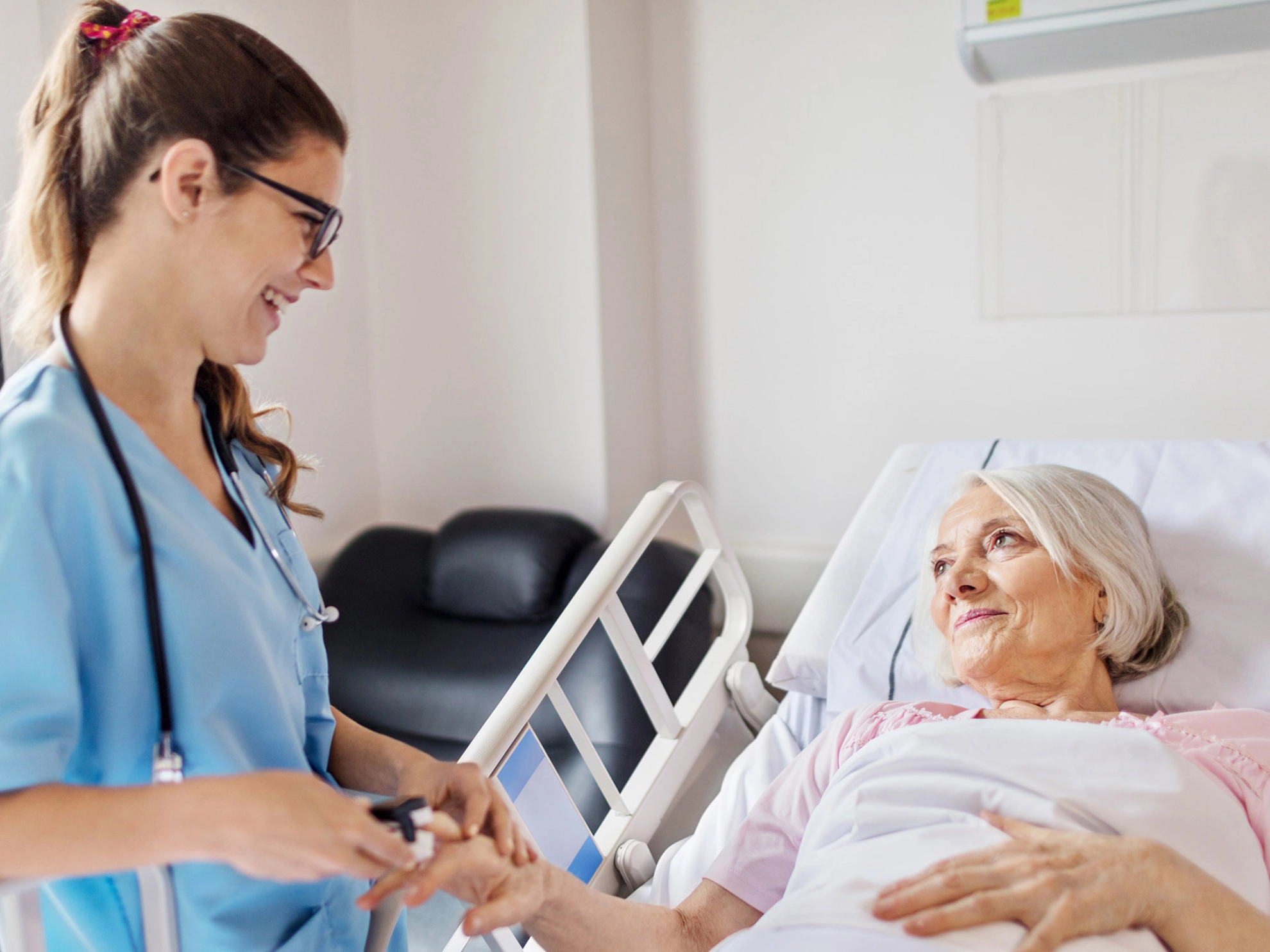 Pflegerin mit Patientin