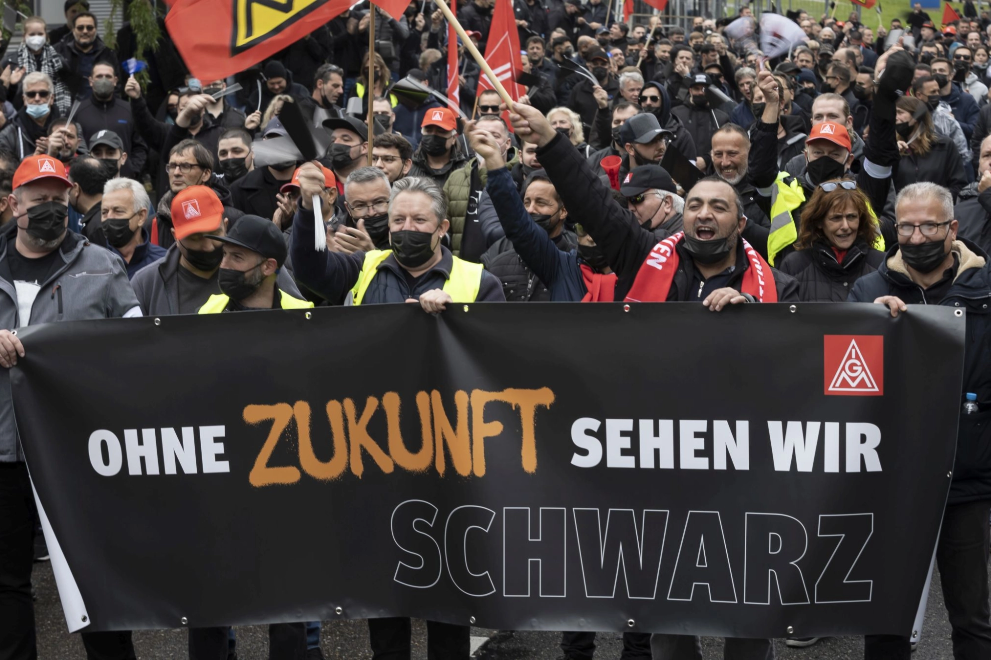 Mahle in Stuttgart-Feuerbach: Der Autozulieferer Mahle will im großen Maße ins Ausland verlagern. 1300 Mahle-Beschäftigte demonstrieren im Oktober unter dem Motto „Ohne Zukunft sehen wir schwarz“ für Zukunftsverträge.