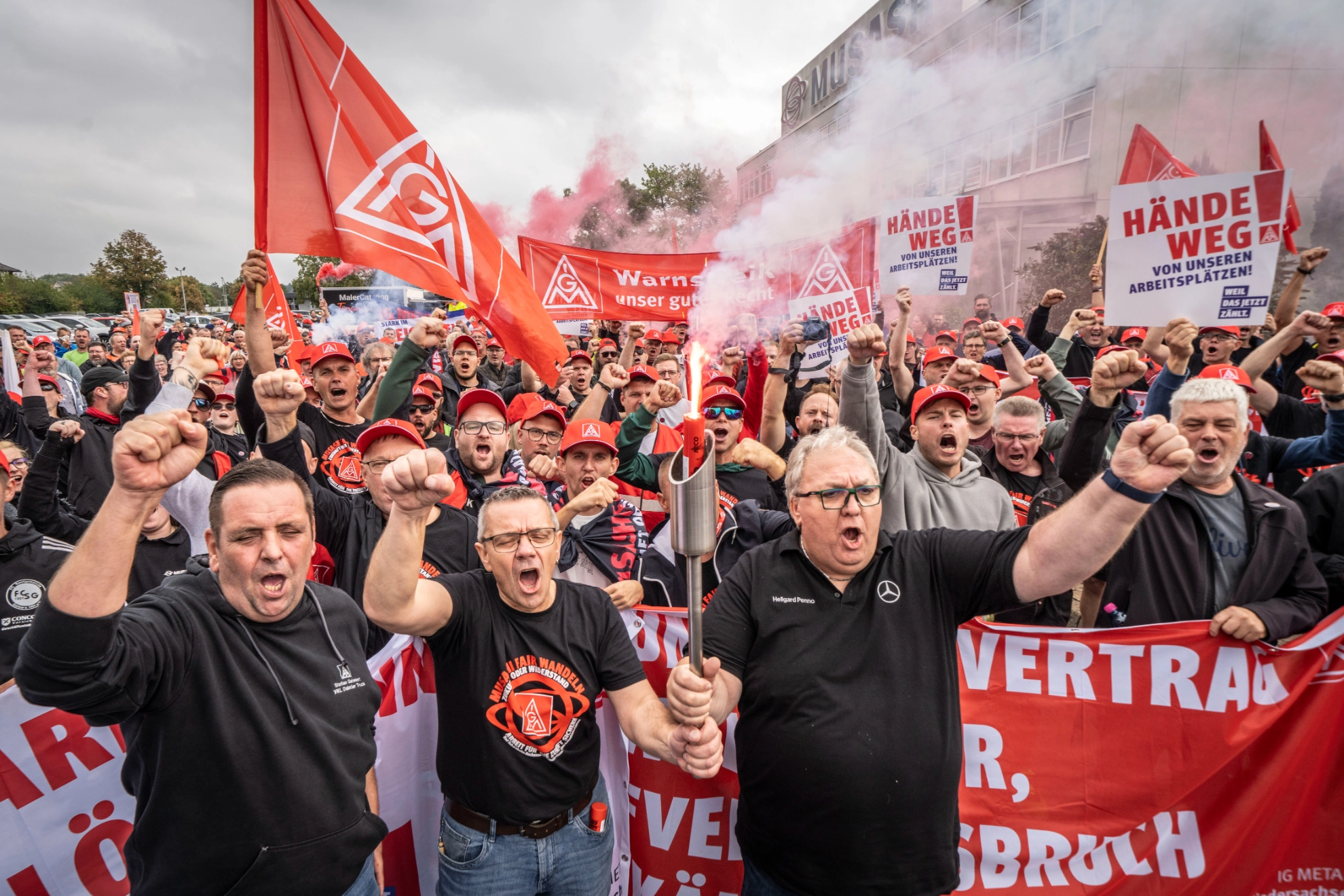 Warnstreik bei Musashi in Bad Sobernheim: Daimler-Kollegen übergeben die Flamme der Solidarität