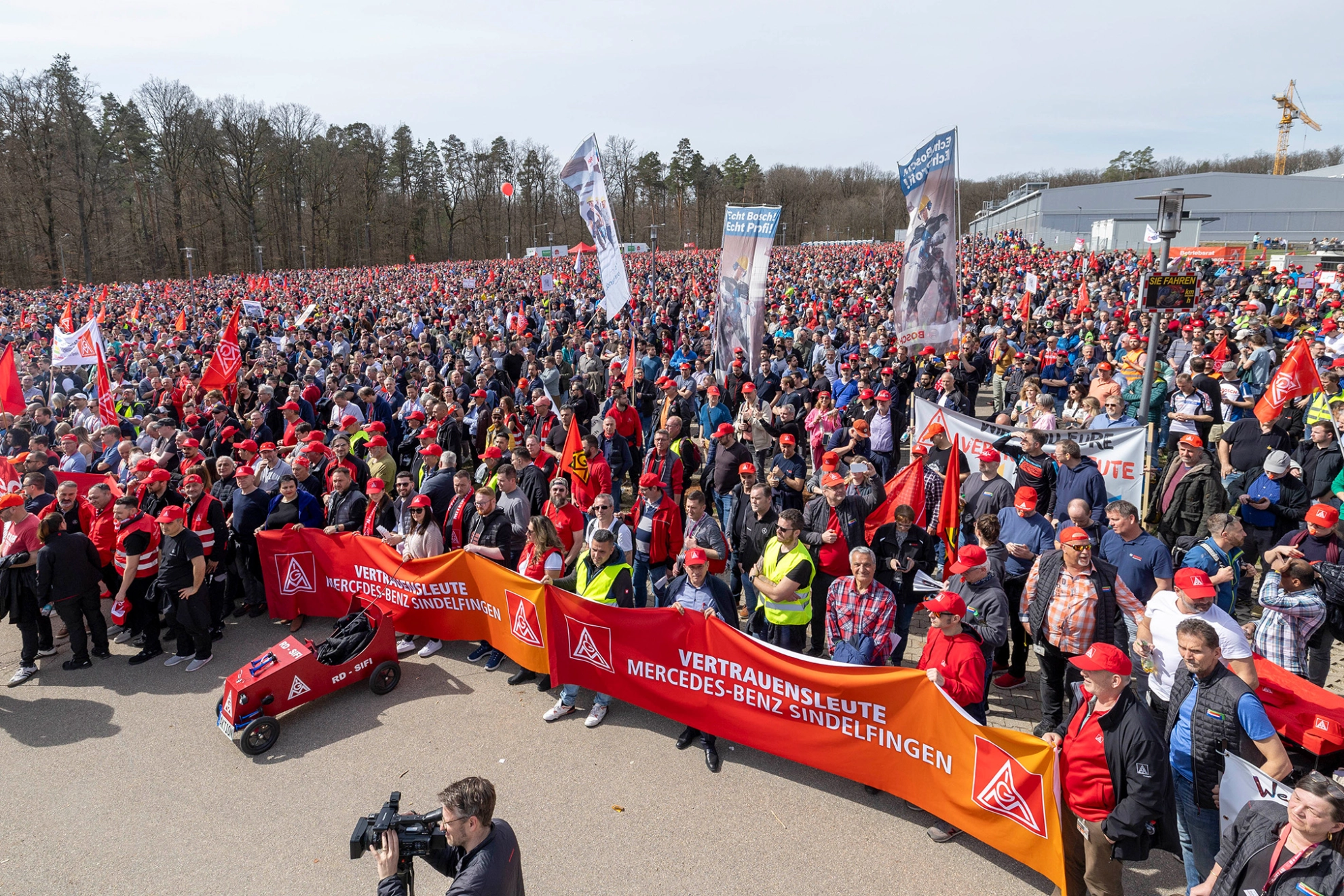 Beschäftigte von Bosch demonstrieren auf der Schillerhöhe