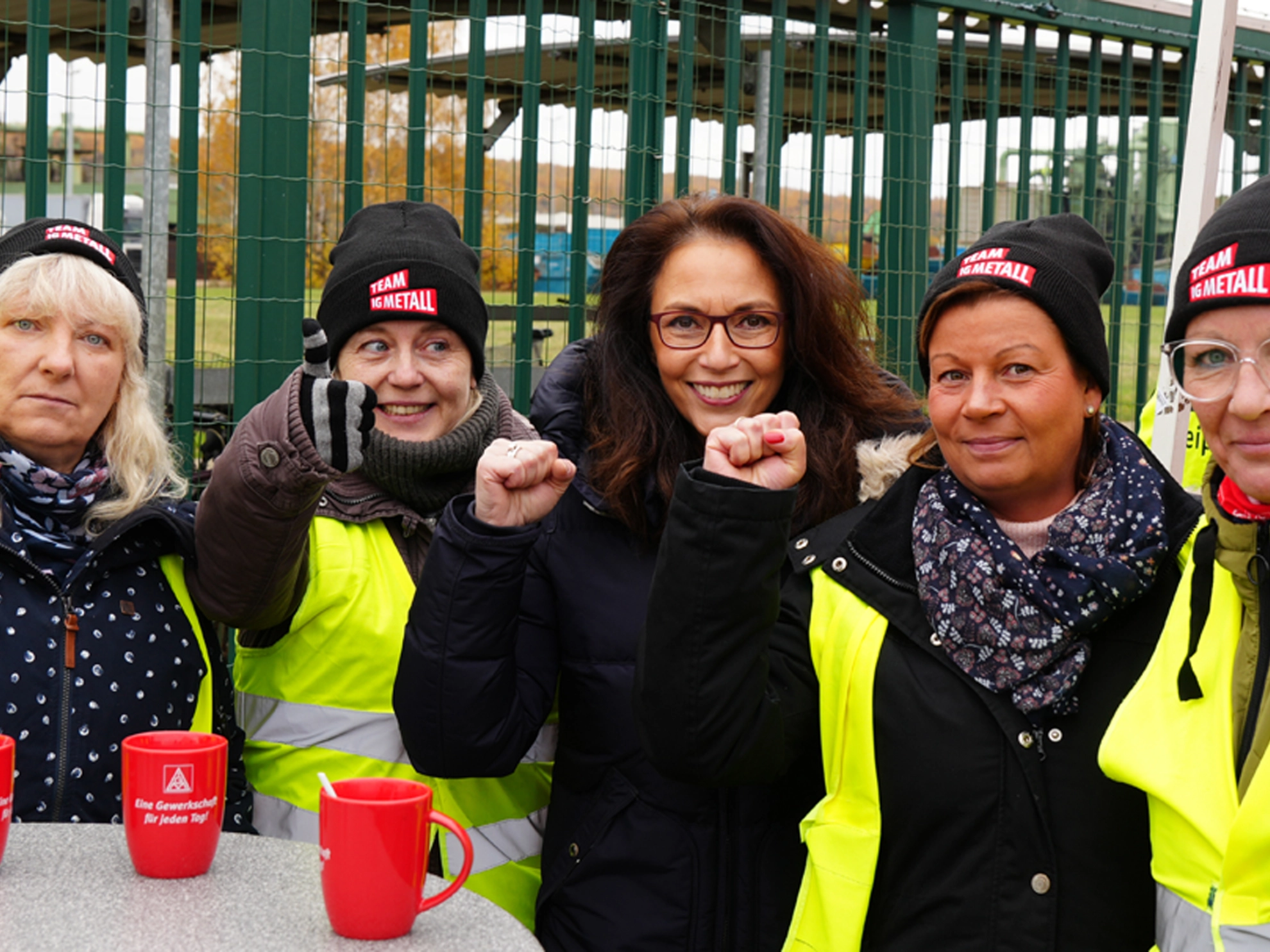 Die DGB-Vorsitzende Yasmin Fahimi besuchte die Streikenden von SRW metalfloat