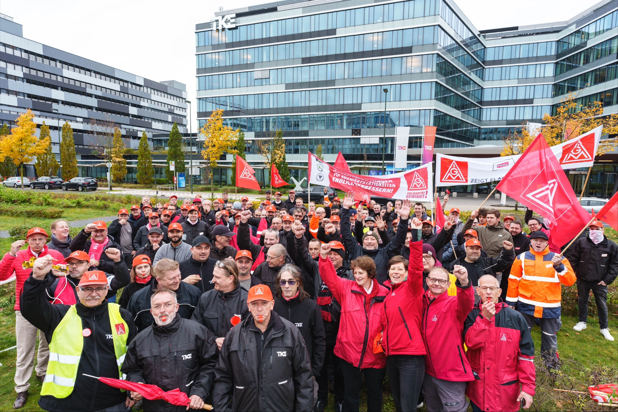 Warnstreik bei TKE vor dem Hauptsitz in Düsseldorf