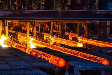 Glühende Metallstangen.